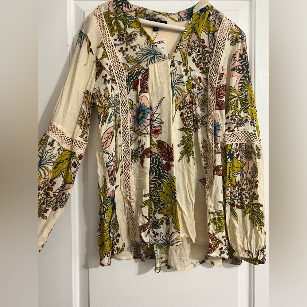 Loose fitting and light material, perfect for fall nights! Size XS